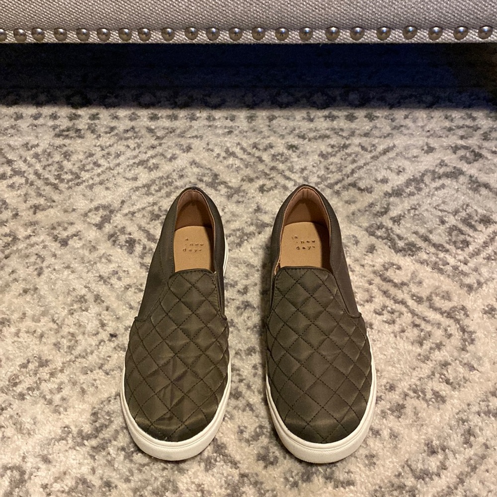 Cute quilted loafer! Size 8